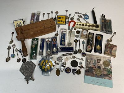 Lot 146 - An interesting group of collectors' items, to...