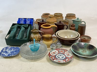 Lot 423 - A quantity of ceramics and glassware,...