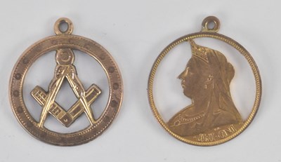 Lot 1282 - A yellow metal circular Masonic pendant,...