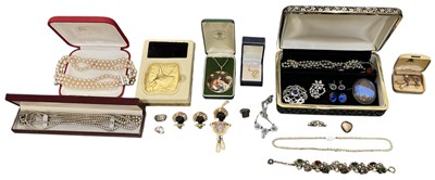 Lot 1319 - A quantity of assorted costume jewellery...