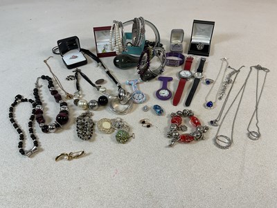 Lot 682 - A small amount of costume jewellery, some...