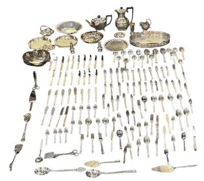 Lot 1086 - A quantity of assorted silver plated items,...