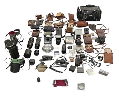 Lot 381 - A quantity of assorted cameras, camera...