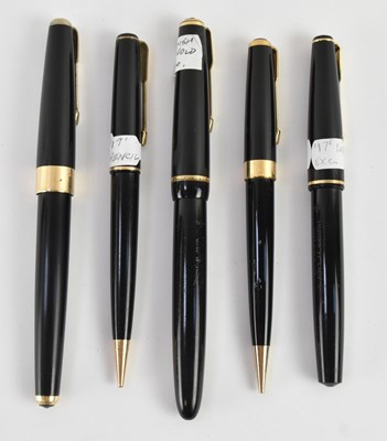 Lot 275 - PARKER; a collection of five vintage fountain...