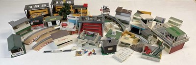 Lot 115 - SCALEXTRIC; trackside buildings, pit crew...
