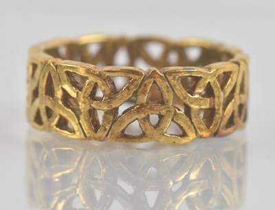 Lot 1241 - A 9ct yellow gold wedding band with pierced...