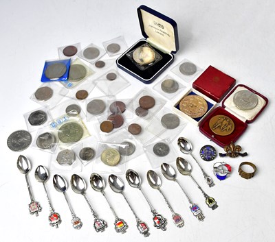 Lot 320 - A collectors' lot, to include a Charles and...