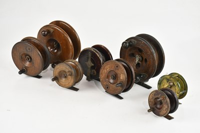 Lot 2017 - A collection of vintage wooden fishing reels...