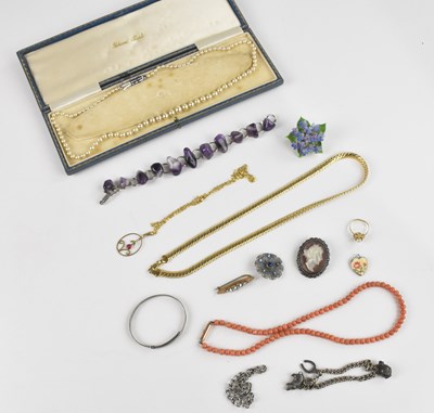 Lot 1069 - A small collection of assorted costume...