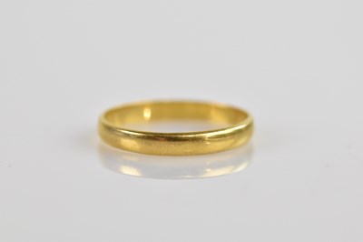 Lot 2578 - A 22ct yellow gold wedding band, size J,...