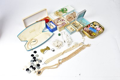 Lot 1356 - A quantity of vintage costume jewellery, to...