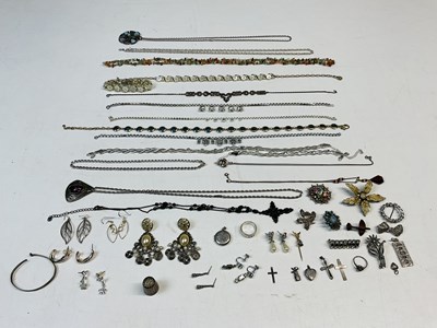 Lot 674 - A quantity of costume jewellery, including...