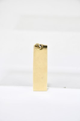 Lot 1344 - A 9ct yellow gold rectangular ingot pendant,...