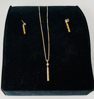 Lot 582 - An 18ct yellow gold flat link chain with an...