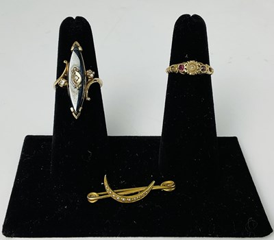 Lot 584 - A 10ct yellow gold black onyx and three stone...