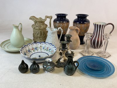 Lot 425 - A quantity of ceramics, including a pair of...