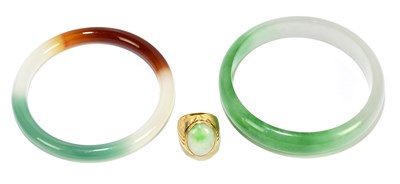 Lot 1019 - A yellow metal substantial jade domed ring,...