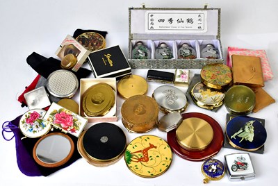 Lot 318 - A collection of vintage compacts, to include a...