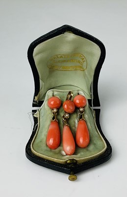Lot 578 - A suite of yellow metal coral, black enamel...