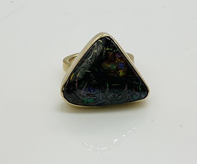 Lot 603 - A substantial 9ct yellow gold ring set with...