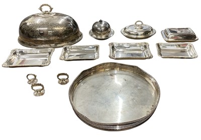 Lot 1121 - A quantity of assorted silver plated items,...