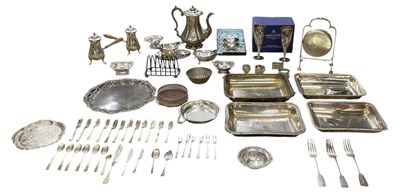 Lot 1122 - A quantity of assorted silver plated items,...