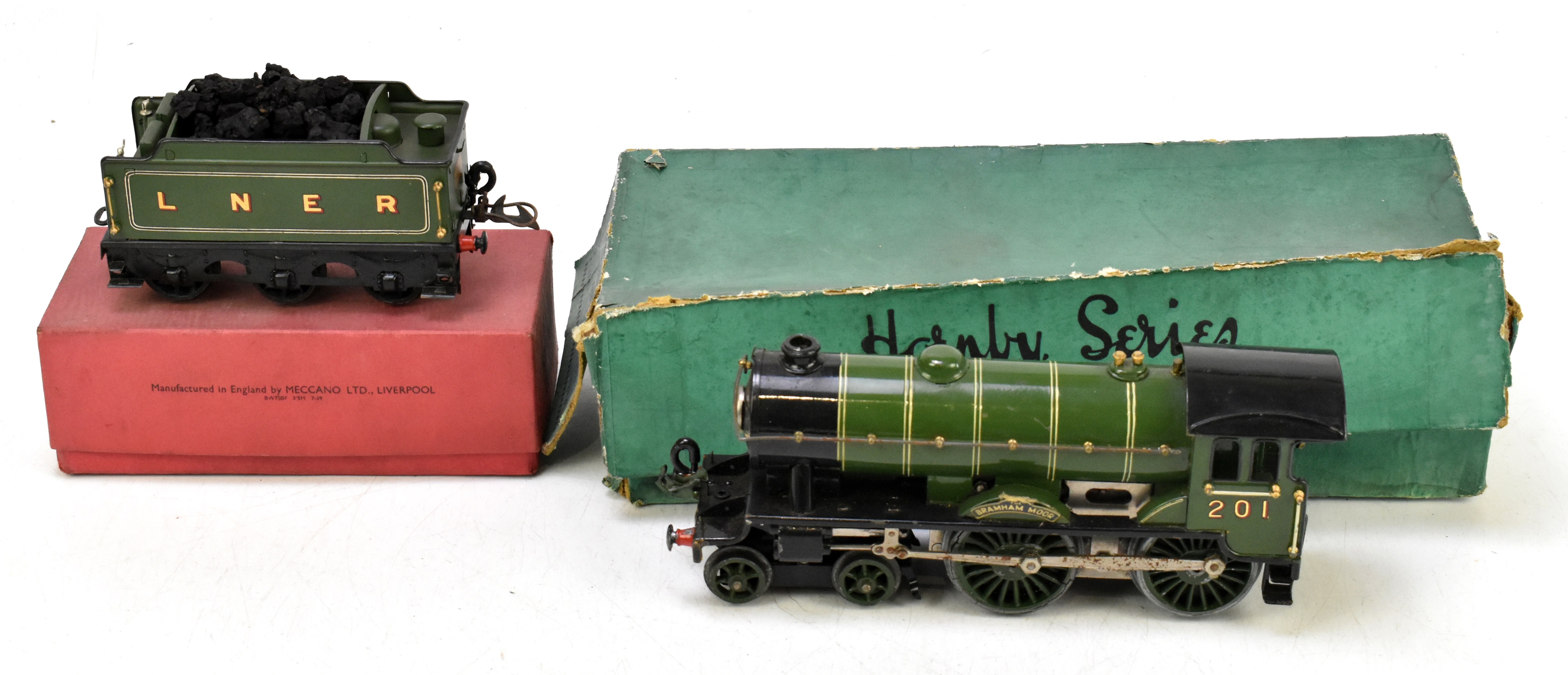 HORNBY « O » : Ensemble de 8 voitures et wagons dont