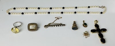 Lot 621 - A group of jewellery including a garnet set...