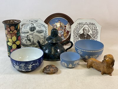 Lot 440 - A quantity of decorative ceramics, comprising...