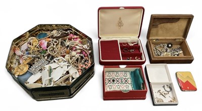 Lot 1476 - A quantity of assorted costume jewellery...