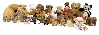 Lot 481 - A collection of approximately forty assorted...