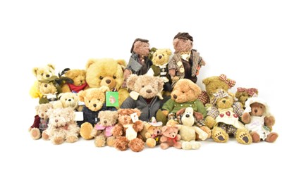 Lot 572 - A collection of twenty-two mixed collector's...