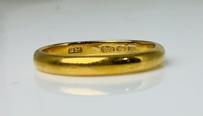 Lot 623 - A 22ct yellow gold wedding band, size J 1/2,...