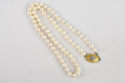 Lot 2075 - A yellow metal single strand pearl necklace,...