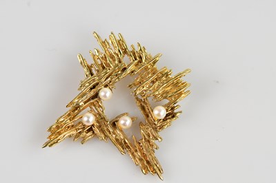 Lot 1279 - A 9ct gold modernist pearl set brooch, approx 7g.