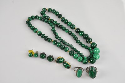 Lot 1000 - A malachite beaded necklace and a pair of...