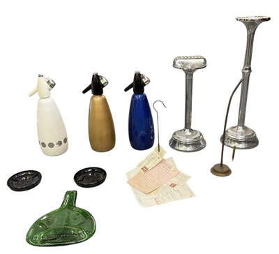 Lot 329 - A quantity of assorted collectors' items...