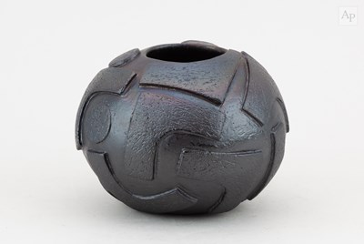 Lot 679 - SUE HANNA (born 1963); a round saggar fired...
