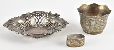 Lot 1274 - Three items of small hallmarked silver...