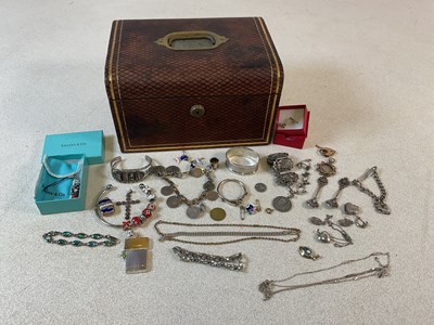 Lot 567 - A vintage leather jewellery box with a...
