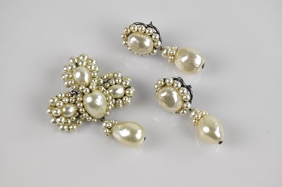 Lot 2096 - A French simulated pearl suite of jewellery...