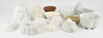 Lot 1946 - A collection of Victorian and later ceramic...