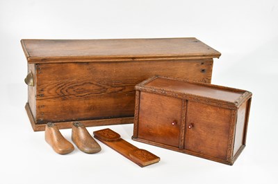 Lot 1079 - A collection of vintage treen including a twin...