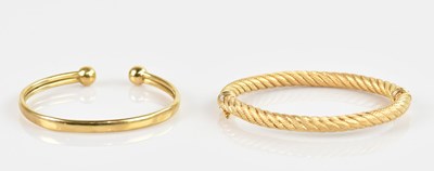 Lot 1140 - A 9ct yellow gold rope twist effect hinged...