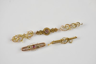 Lot 1281 - A Victorian diamond set yellow metal bar...