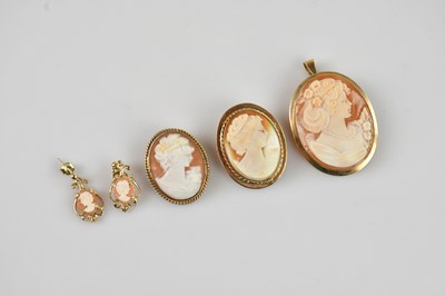 Lot 1335 - A 9ct yellow gold mounted cameo brooch, side...