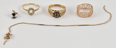 Lot 1282 - A 9ct yellow gold garnet set flower head ring,...