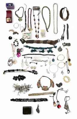 Lot 1474 - A quantity of assorted costume jewellery,...