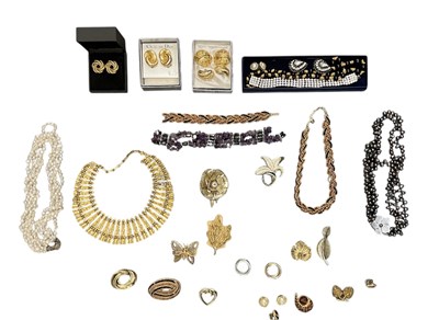 Lot 1477 - A quantity of assorted costume jewellery,...