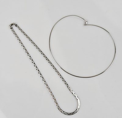 Lot 2091 - A white textured metal fine link necklace,...